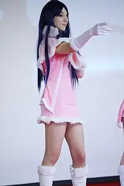 Photo d'une jeune femme en robe rose et portant des gants