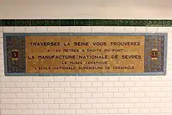 Plaque dans un couloir indiquant la proximité de la manufacture nationale de Sèvres.