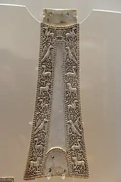 Bras inférieur de la croix processionnelle exposé au Musée du Louvre