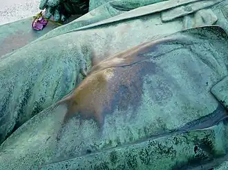 Pénis sous le pantalon.