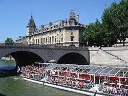 Bateau-omnibus sur la Seine.