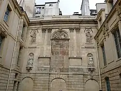 Seconde cour, mur nord.