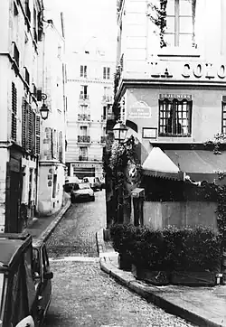 la même vue en 1981 ; à droite, le cabaret La Colombe.