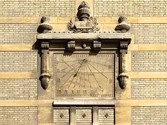 Cadran solaire, façade rue de Vaugirard.