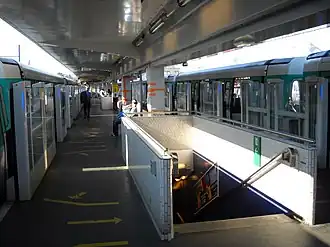 Quai en direction de Paris avec les façades de quai installées.