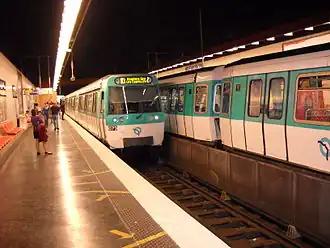 Rame  MF 77 arrivant en station et se dirigeant vers Asnières - Gennevilliers - Les Courtilles.