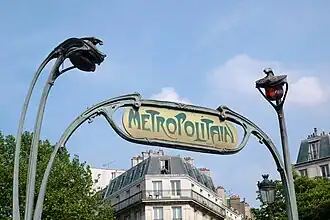 Détail du portique mouluré signé par Hector Guimard.