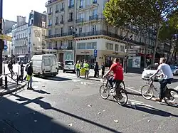 Police et volontaires à la barrière à l'entrée de la rue Saint-Martin, le 27 septembre 2015.