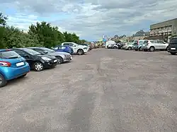 Vue d'un parking sur le site des fouilles