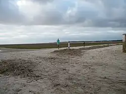 L'accès aux mollières. En arrière-plan : le Parc du Marquenterre.