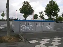 Garage à vélo fermé, sur un parking relai du tramway de Caen.