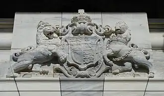 Armoiries royales au-dessus de l'entrée.