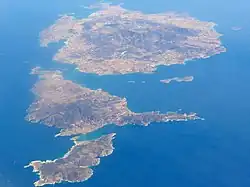 Photo aérienne (du premier au dernier plan) de Despotikó, Antiparos, Saliagos (à droite d'Antiparos) et Paros.
