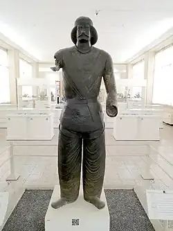 Portrait d'un prince parthe, Ier&nbsp;siècle. Bronze, H. 1,94&nbsp;m. Musée national d'Iran, Téhéran