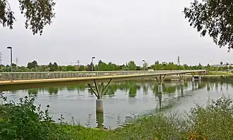 La passerelle de San Jerónimo photographiée depuis la rive droite du canal Alphonse-XIII.