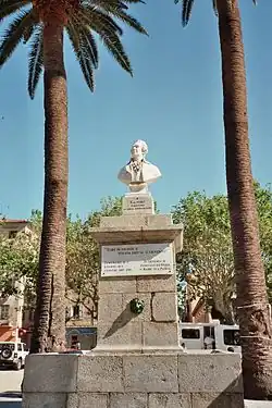 Monument à l'honneur de Pascal Paoli à L'Île-Rousse.