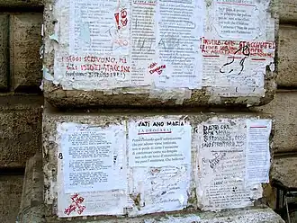 Détail de pasquinades modernes collées à la base de Pasquino.