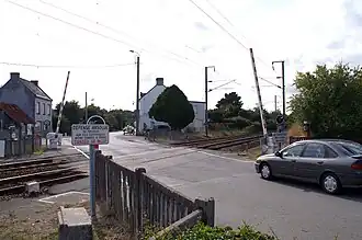 Gare de Landévant, le passage à niveau côté Lorient; Il permet également le passage des voyageurs d'un quai à l'autre.