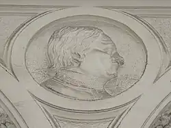 Visage de Clisson, de profil, sculpté en bas-relief en stuc blanc