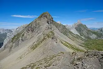 Le mont Fleuri à gauche et la pointe Percée au loin à droite depuis le passage de la Grande Forclaz au sud.