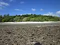 Nukuloa vue depuis Nukula'ela'e à marée basse, où il est possible de traverser et d'aller d'un îlot à l'autre.