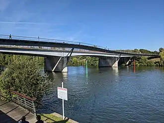 La passerelle, accolée aux piles du Pont Neuf de Mantes (octobre 2021).
