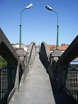 L'ancienne passerelle qui surplombait les voies (2011).