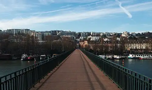 Vue de Saint-Cloud depuis le bout de la passerelle, côté Bois de Boulogne.