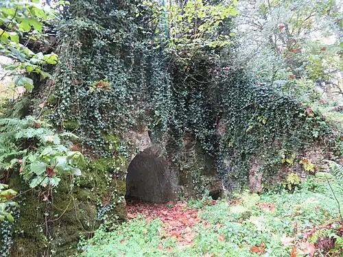 Culée de la passerelle de la Préfecture réalisée à partir des pierres de l'ancien pont de la May de Diù. Vue du parc Jean-Rameau.