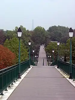 Vue de la passerelle vers Paris.