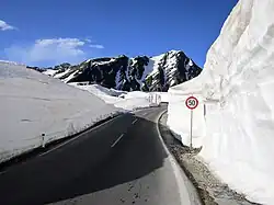 Congères au col du Rombo, versant autrichien. En arrière-pan, le Timmelsjochberg.
