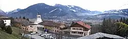 Vue du centre du village avec l'église St Pierre-Saint Paul dominant la vallée de l'Arve