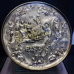 Plat en argent représentant Cybèle, des corybantes et d'autres personnages