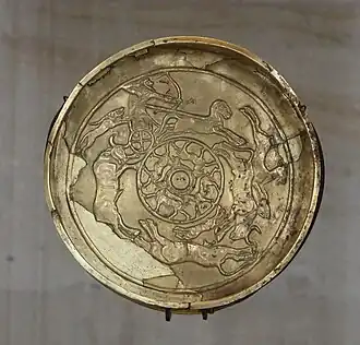 « Patère de la chasse », or, XIVe&nbsp;– XIIIe&nbsp;sièclee av. J.-C. Musée du Louvre.