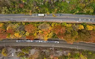 La Paterson Plank Road&nbsp;(en) et le métro léger Hudson-Bergen à Jersey City.