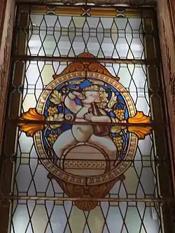 Vitrail bachique de la chapelle