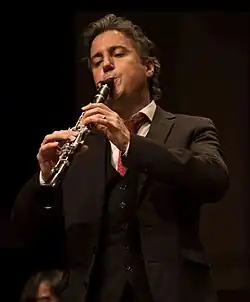 Description de l'image Patrick Messina qui joue.jpg.