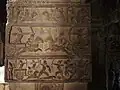 Intérieur du mandapa. Troisième pilier, au centre, côté nord, face est. Scène de guerre. VIIIe&nbsp;siècle.
