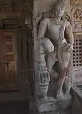 Porche nord du mandapa, entrée, pilier de droite, dvarapala (gardien)