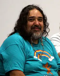 Portrait d'un homme barbu aux cheveux long