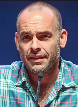 Paul Blackthorne interprète le capitaine Quentin Lance.