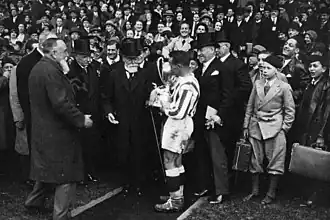 Louis Cler portant le trophée de la Coupe de France.