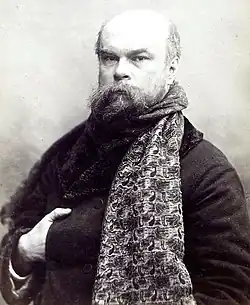 Paul Verlaine posant, cette écharpe enroulée autour du cou.