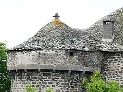 Le chemin de ronde du château de Paulhac.