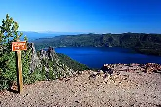 Le sommet du pic Paulina avec à l'arrière-plan le lac Paulina.