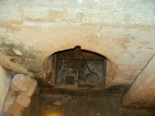 L'ancien sol dans le croisillon nord du transept avec piscine liturgique.