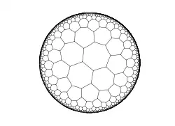  Dessin en noir et blanc d'un pavage du disque par une infinité d'heptagones diminuant rapidement de traille vers le bord.