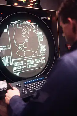 Ecran radar du système PAVE PAWS sur la station de Cape Cod, 1986.