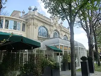 Façade faisant face à l'avenue des Champs-Élysées.