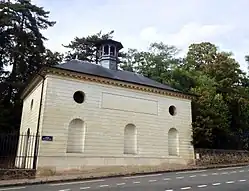 Pavillon des Filtres, vu de l'avenue des États-Unis.